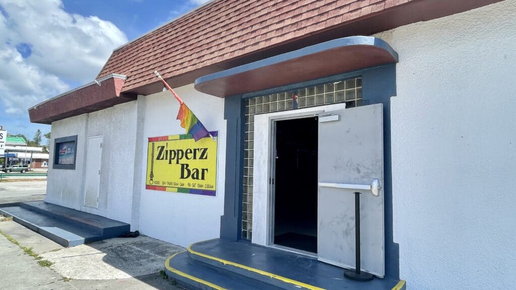 The exterior of Zipperz Bar